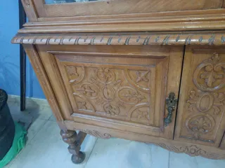 Vetrina in legno intagliato con cristallo