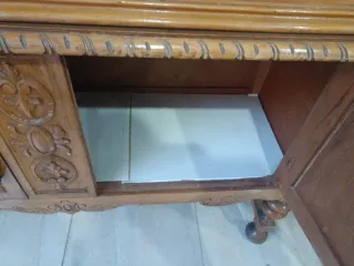 Vetrina in legno intagliato con cristallo