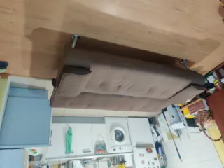 Sofá cama marrón de tela de tres plazas