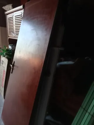 Puerta grande madera con cerradura y llave