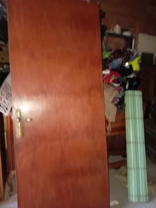 Puerta grande madera con cerradura y llave