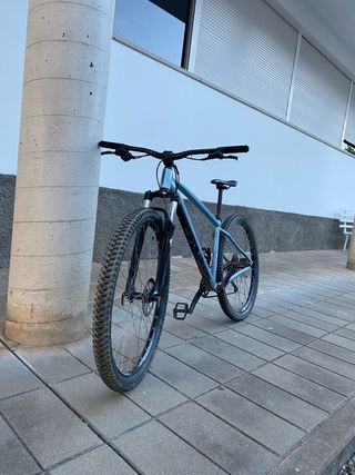 Bicicleta de montaña azul