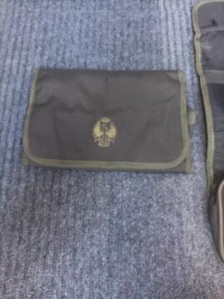 2 neceseres de baño verde militar