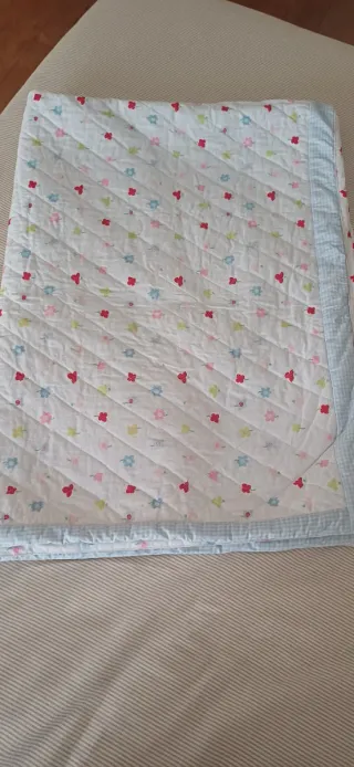 Colcha Cuna Reversible Flores