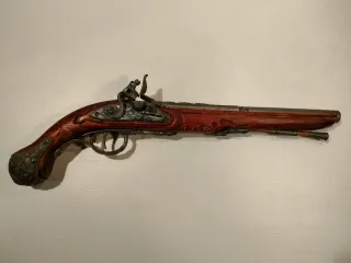Pistola de chispa antigua decorativa