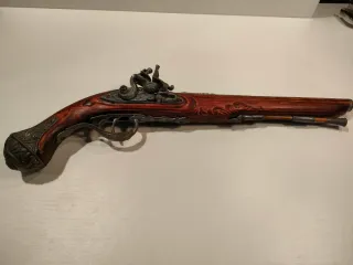 Pistola de chispa antigua decorativa