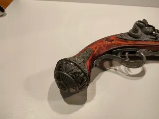 Pistola de chispa antigua decorativa