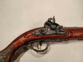 Pistola de chispa antigua decorativa