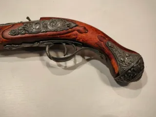 Pistola de chispa antigua decorativa