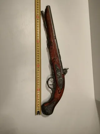 Pistola de chispa antigua decorativa