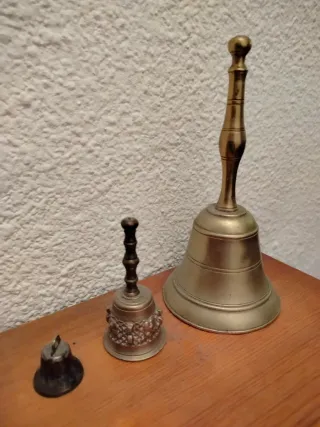 Lotto di 3 antiche campanelle in bronzo e metallo