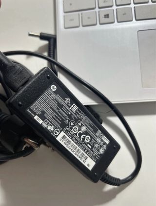 Portátil HP blanco con cargador