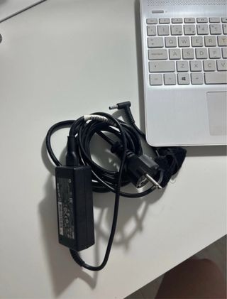 Portátil HP blanco con cargador