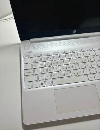 Portátil HP blanco con cargador