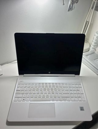 Portátil HP blanco con cargador