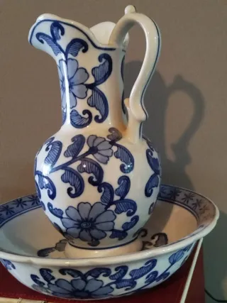 Aguamanil y palangana con flores