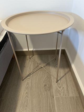 Mesa auxiliar redonda beige. Te go dos iguales