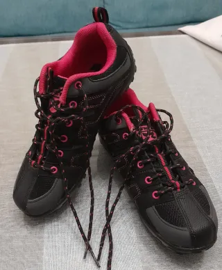 Zapatillas deportivas negras y rosas