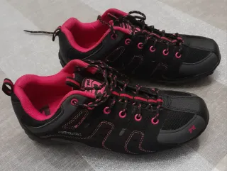 Zapatillas deportivas negras y rosas