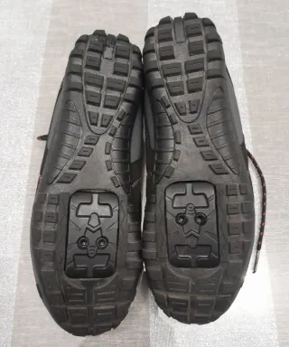 Zapatillas deportivas negras y rosas