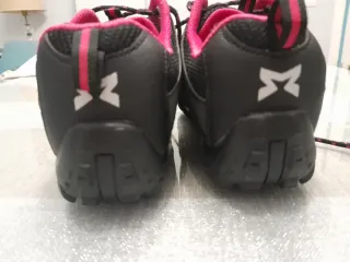 Zapatillas deportivas negras y rosas