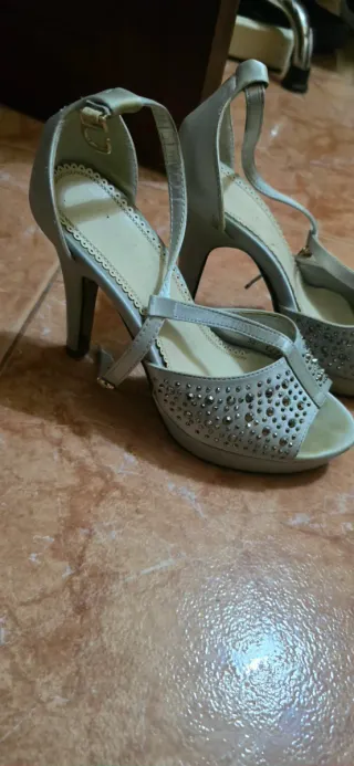 Sandalias de tacón grises con pedrería