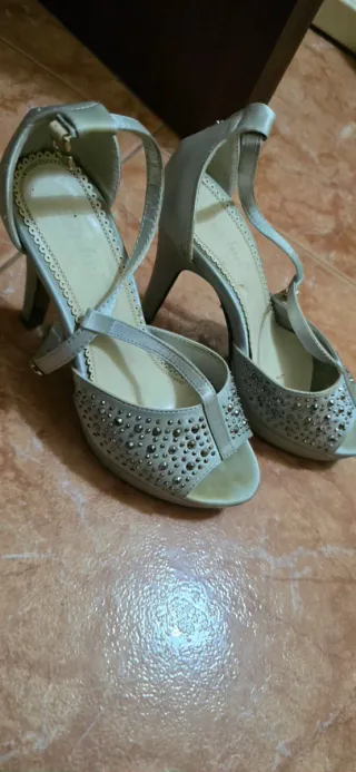 Sandalias de tacón grises con pedrería