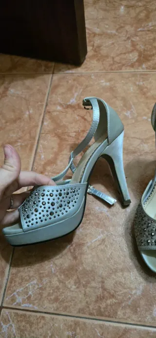 Sandalias de tacón grises con pedrería