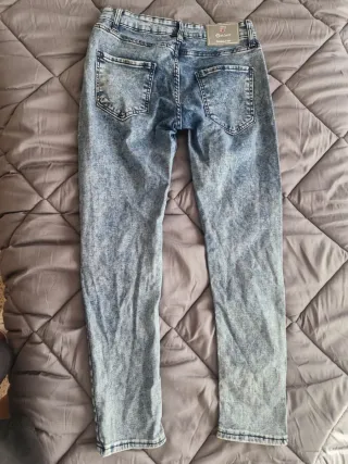 Pantalones vaqueros desgastados