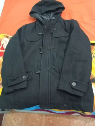 Abrigo negro con capucha y botones