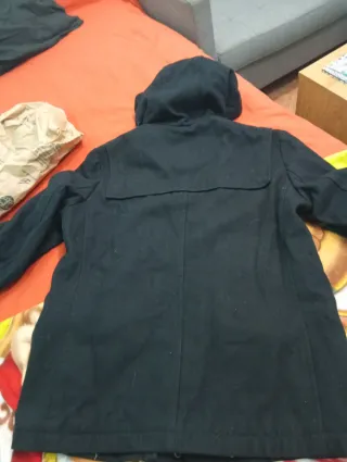 Abrigo negro con capucha y botones