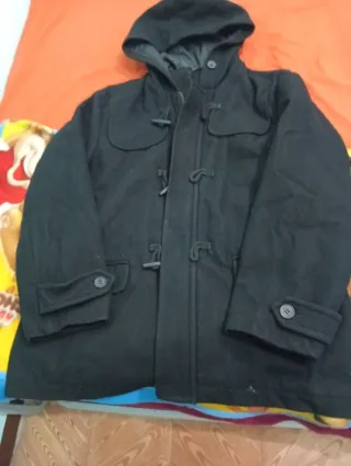 Abrigo negro con capucha y botones