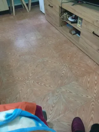 Abrigo negro con capucha y botones