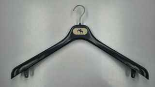 1400 Perchas varias camisas y pantalones