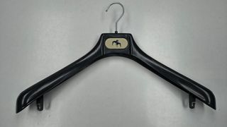 1400 Perchas varias camisas y pantalones