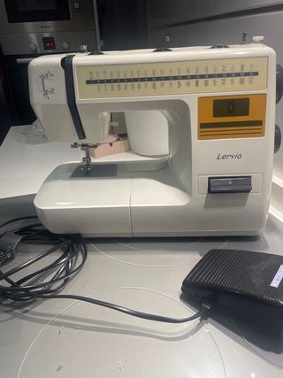 Máquina de coser Lervia