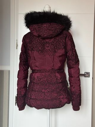 Abrigo acolchado Desigual con capucha