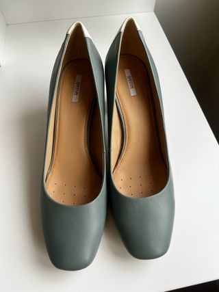 Zapatos Geox tacón beige y azul turquesa