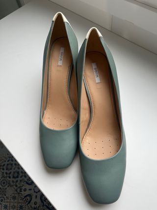Zapatos Geox tacón beige y azul turquesa