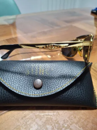 Occhiali da sole Sting neri e oro