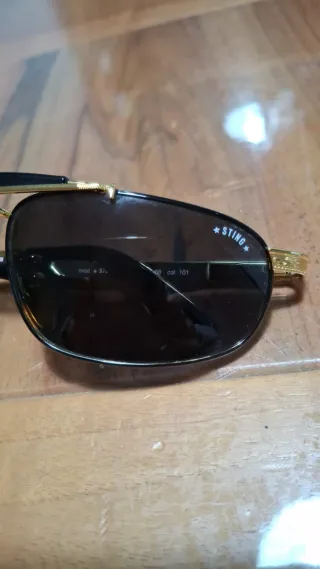 Occhiali da sole Sting neri e oro