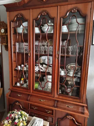 Vitrina de madera y cristal