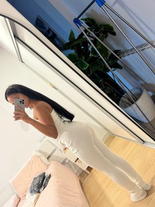 Mono blanco asimétrico con cut-out