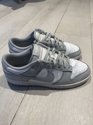 Zapatillas Nike grises y blancas