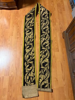 Antigua tira bordada negra y dorada