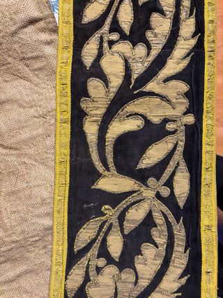 Antigua tira bordada negra y dorada