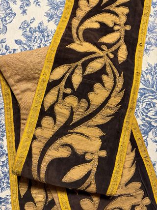 Antigua tira bordada negra y dorada