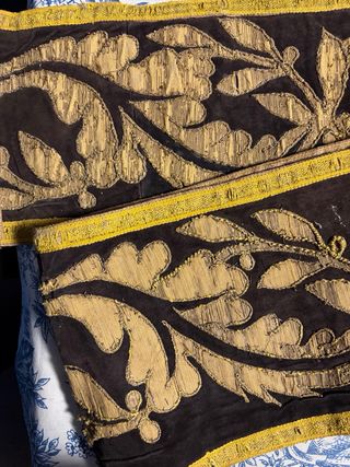 Antigua tira bordada negra y dorada