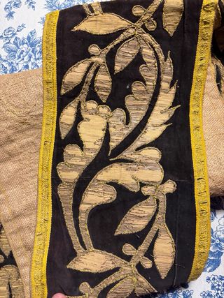 Antigua tira bordada negra y dorada