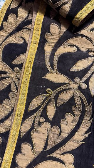 Antigua tira bordada negra y dorada